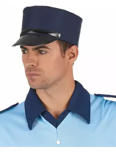 Dorosły policjant niebieski kepi