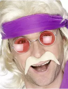 Dorosły blond wąsik z lat 70.
