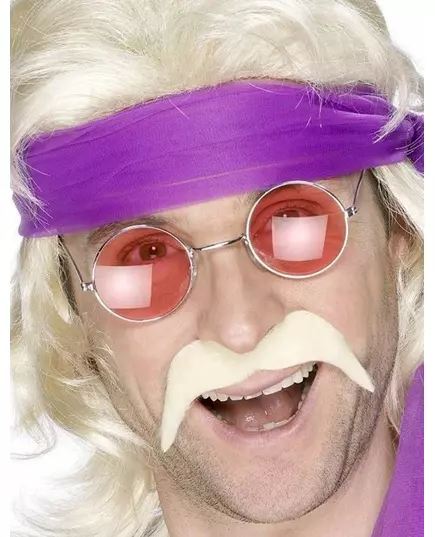 Dorosły blond wąsik z lat 70.